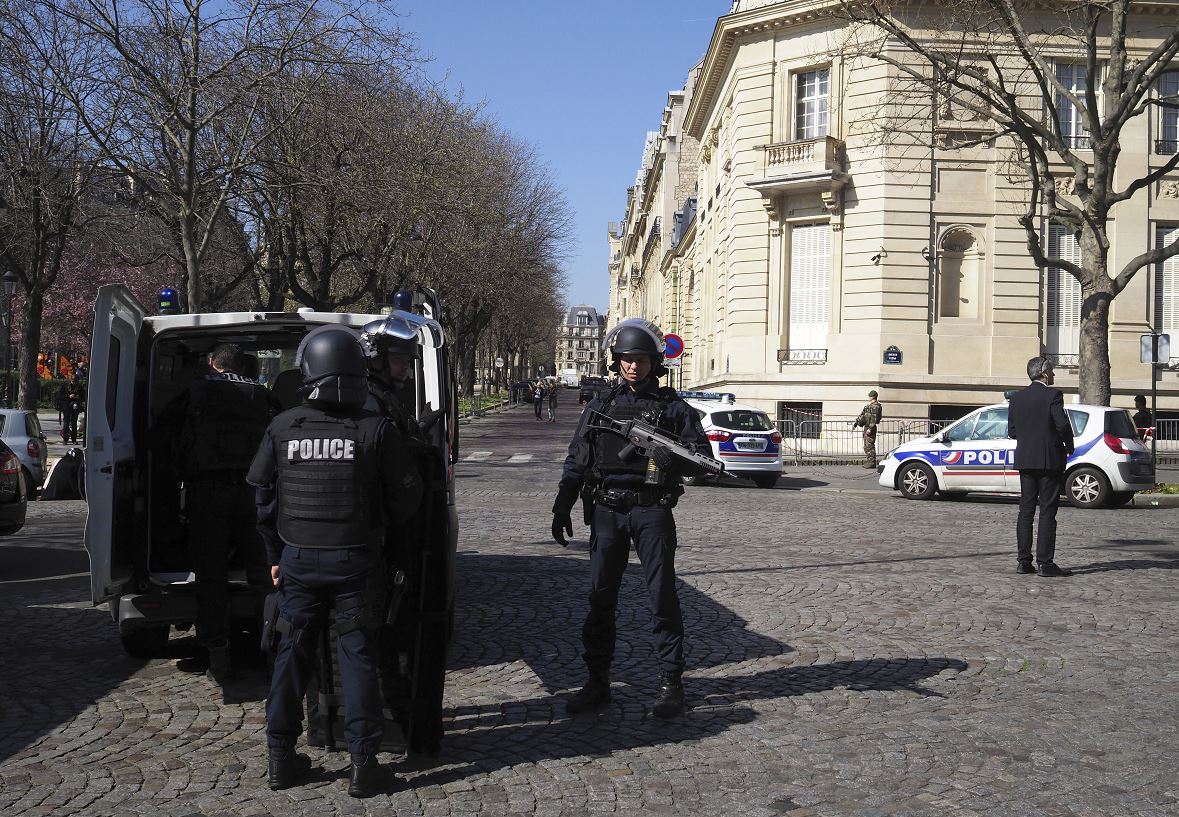 Los policías franceses toman posición después de que una carta explotó en la oficina francesa del Fondo Monetario Internaciona. (AP)
