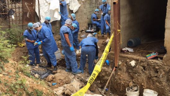 Autoridades trabajan para identificar los restos humanos hallados en la Penitenciaria General de Venezuela. (@amilcarespitia)