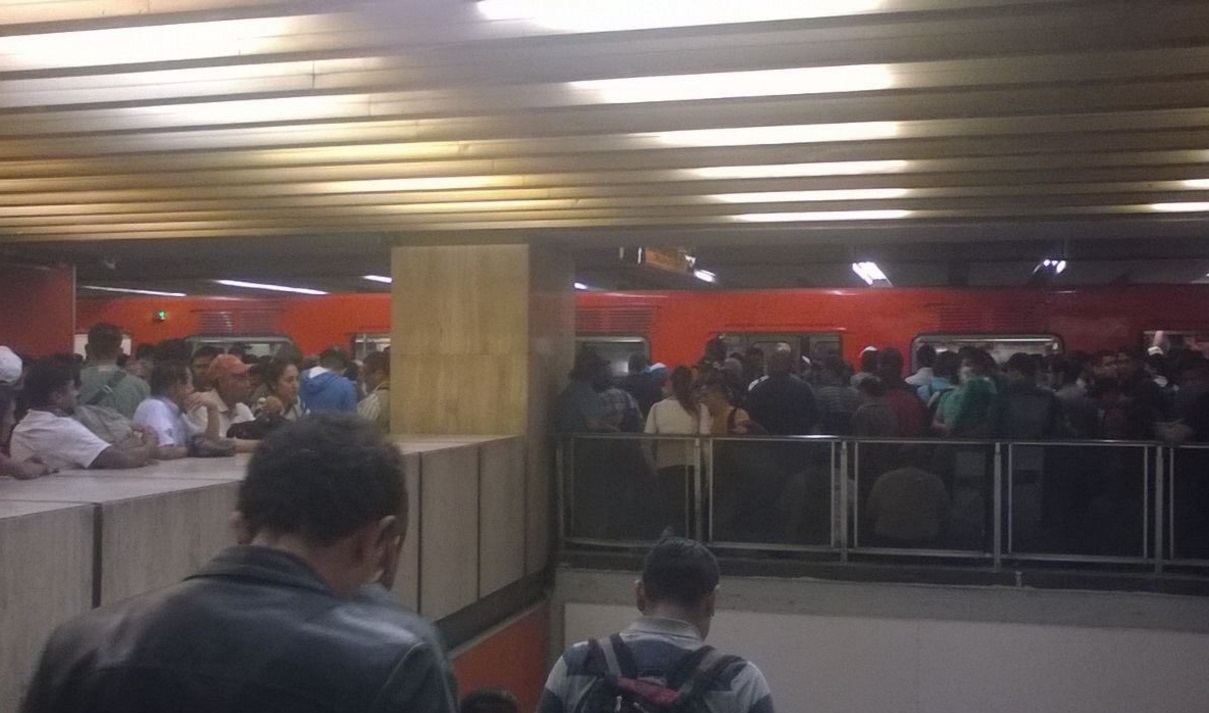 Anden saturado de usuarios en la estación Hidalgo de la Línea 3. (@Rondandoxahi)