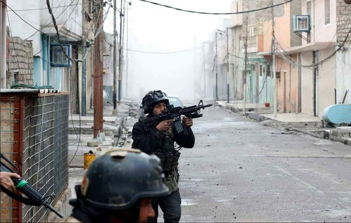 Fuerzas iraquíes se despliegan por los barrios de Al Yadida y Al Naft, en Mosul (Twitter @iraqicts)