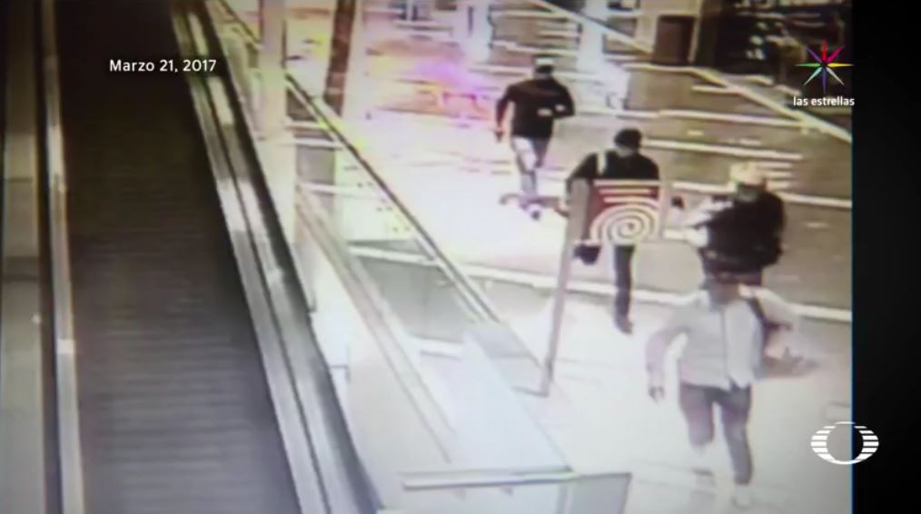 En imágenes de las cámaras de seguridad se observa el momento en que los presuntos ladrones que robaron dos joyerías de Parque Tezontle, huyen del centro comercial. (Noticieros Televisa)