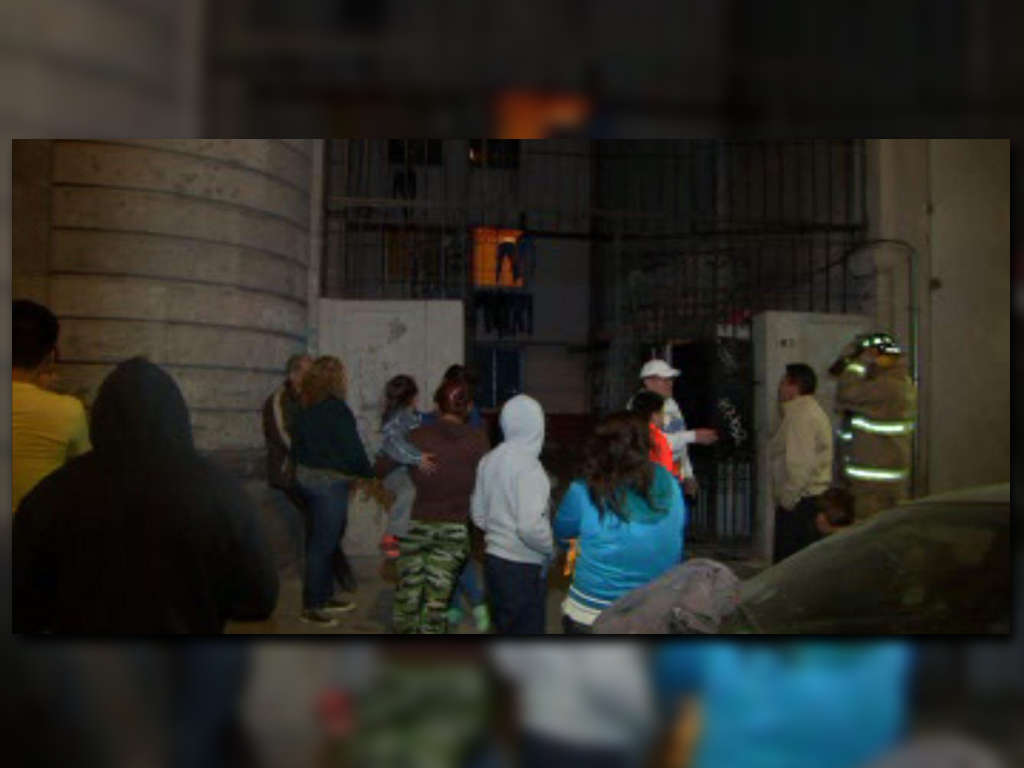 Vecinos en la colonia Guerrero salen de una unidad habitacional por una fuga de gas; bomberos controlan el incidente (Noticieros Televisa)