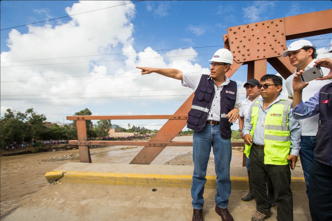 Funcionarios de Perú supervisan los trabajos de rehabilitación de las vías de comunicación afectadas por las fuertes lluvias (@MTC_GobPeru)