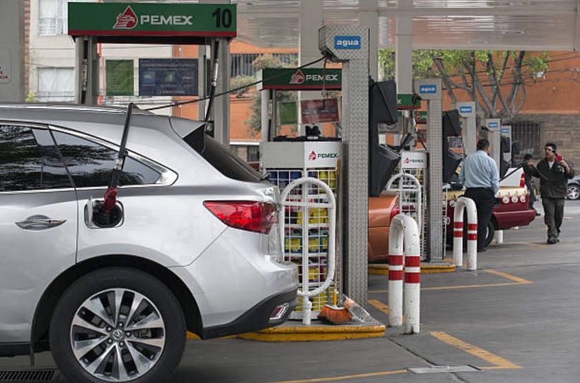 De este sábado al lunes 27, los precios máximos de las gasolinas se ubican en 16.45 pesos para la Magna y 18.23 pesos para la Premium (Getty Images)
