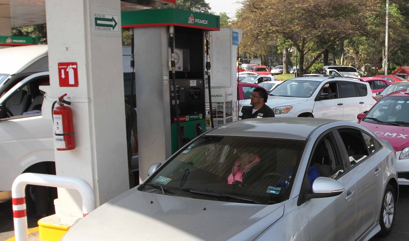 Este martes, el precio de las gasolinas y el diésel bajarán 2 centavos.