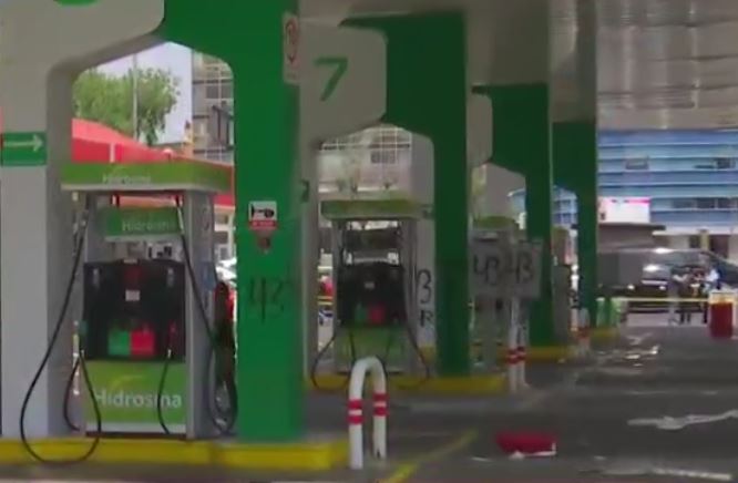 Los encapuchados realizaron pintas en bombas de la gasolinera (Noticieros Televisa)