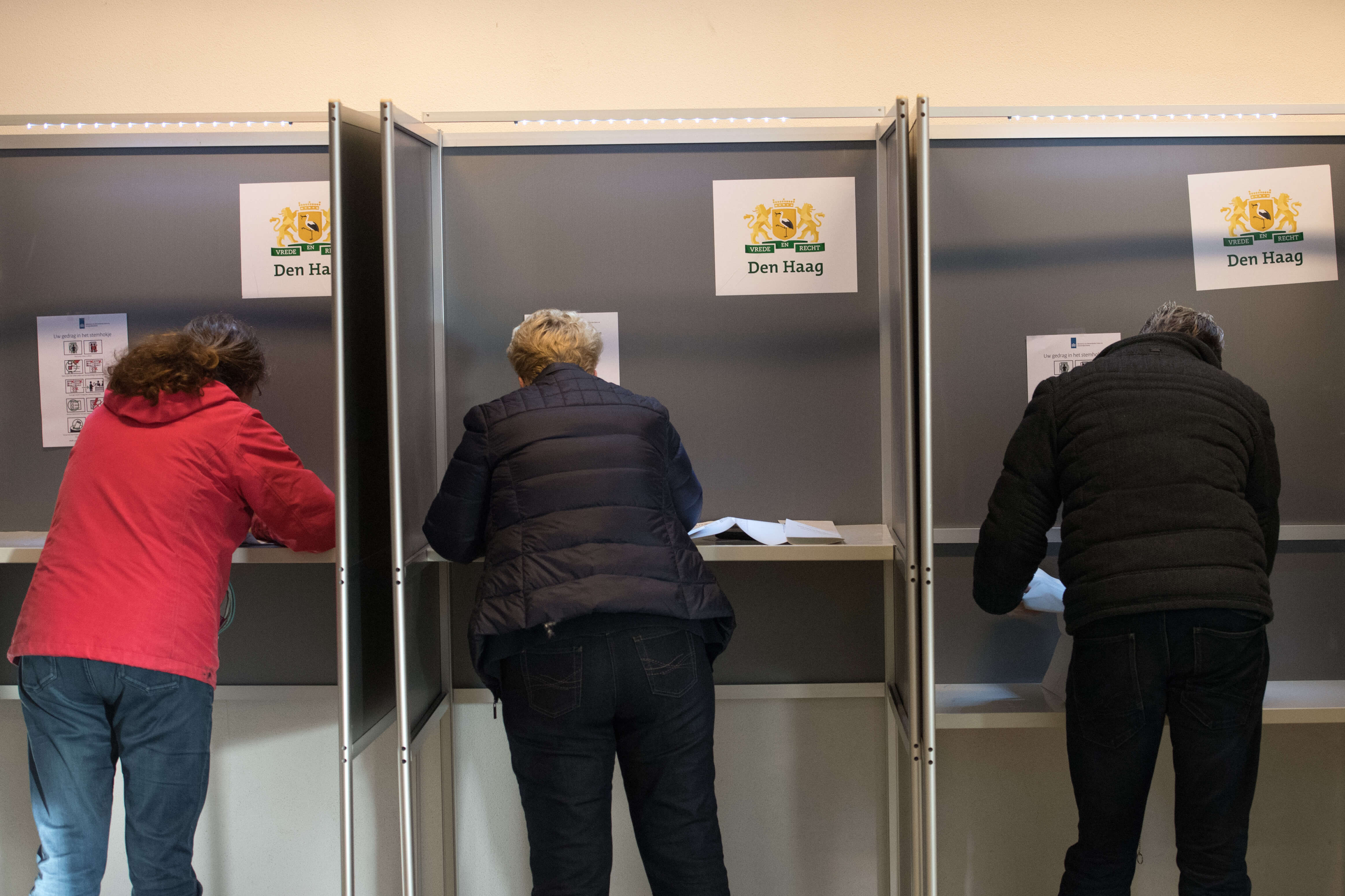 Los holandeses emitieron su voto en las elecciones parlamentarias celebradas en La Haya, Países Bajos. (Getty Images)