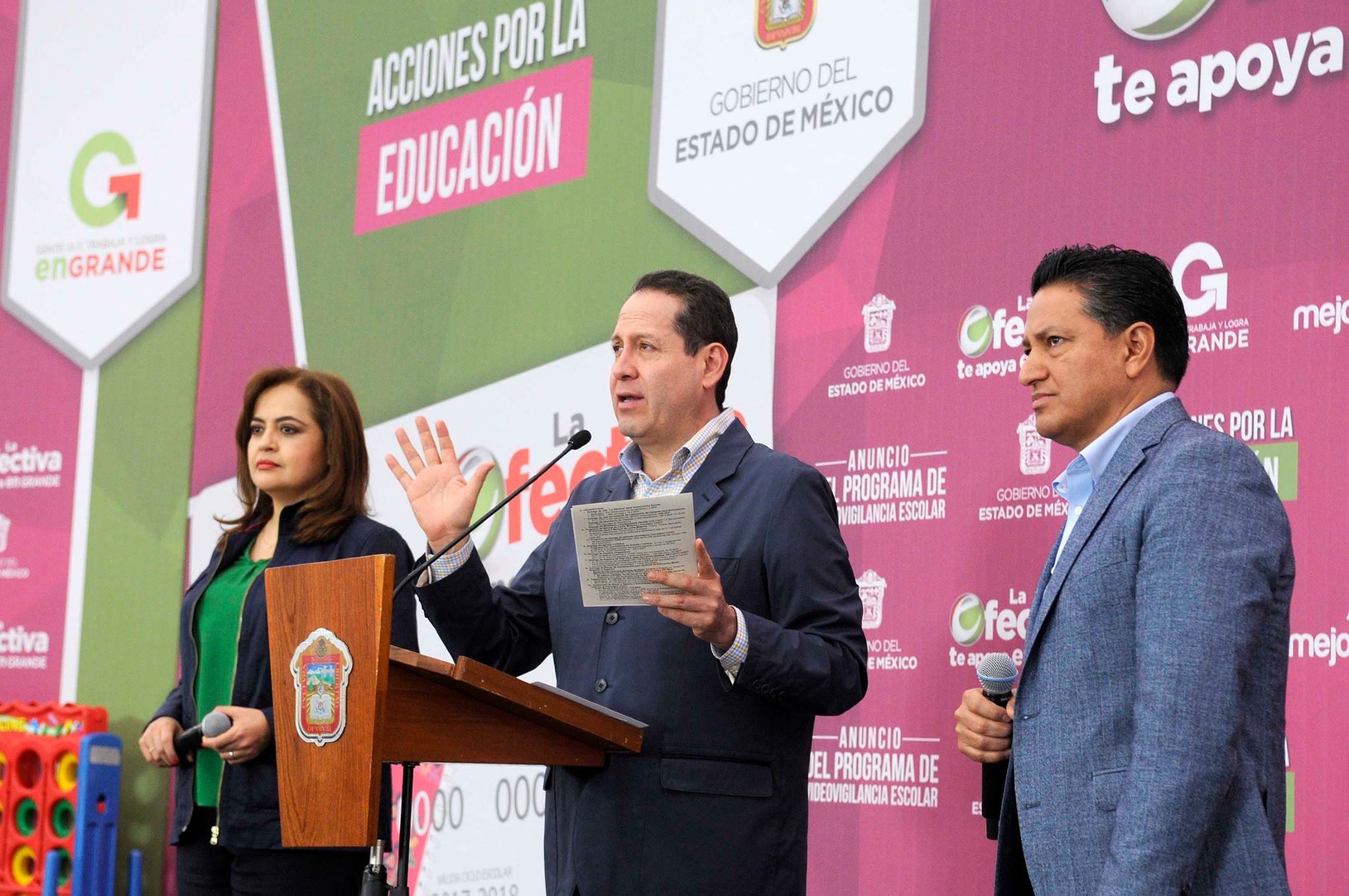 El gobernador Eruviel Ávila, entregó en el Centro de Convenciones de Toluca, apoyos de las acciones por la educación