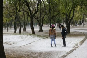 La fuerte lluvia fue provocada por el frente frío 33. (Noticieros Televisa)