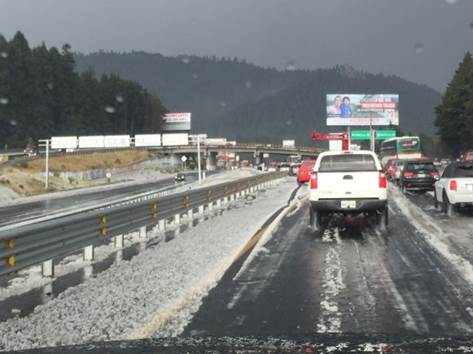 Cae granizo en la carretera México-Toluca, a la altura de La Marquesa (Twitter @PoliciaFedMx)