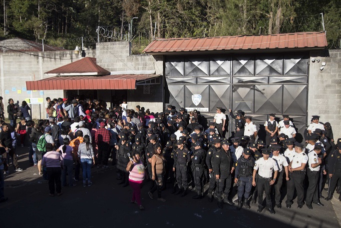Policía de Guatemala resguarda inmueble del refugio para menores donde se registró un incendio (AP)