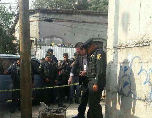 La Policía fue alertada de que en las calles Santa Lucía y Peñón se hallaba el cuerpo de un bebé (Operaciones Especiales México)