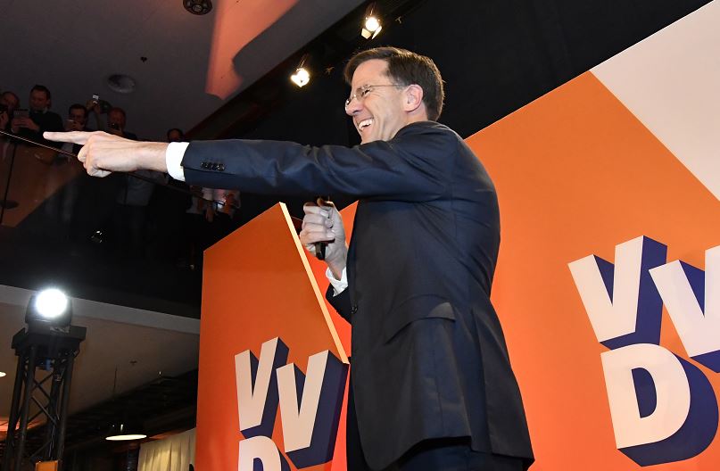 Con la mayoría de los votos contados, el VVD de Mark Rutte ocuparía 33 de los 150 escaños de la legislatura. (AP)