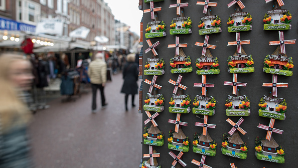 Compradores visitan un mercado de pulgas en Holanda. (Getty Images)