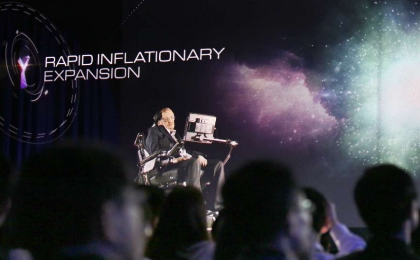 Las nuevas tecnologías permiten que el holograma del científico Stephen Hawking hable con los miembros de una audiencia en Hong Kong (Foto: scmp.com)