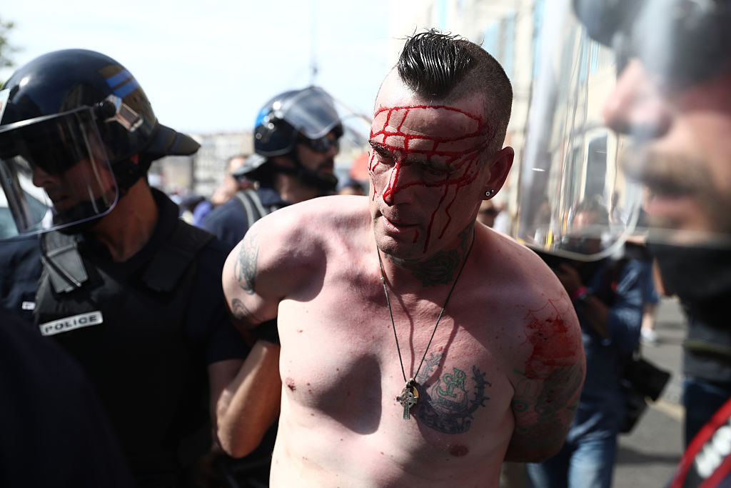 Hooligans peleando durante la Eurocopa.