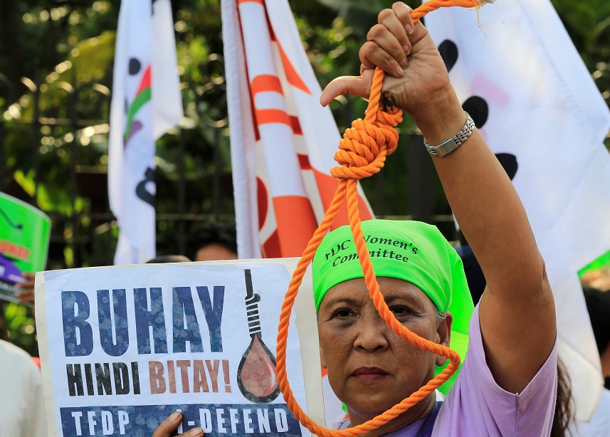 Un activista sostiene una soga en una manifestación contra la aprobación de la pena de muerte en Filipinas (Reuters)