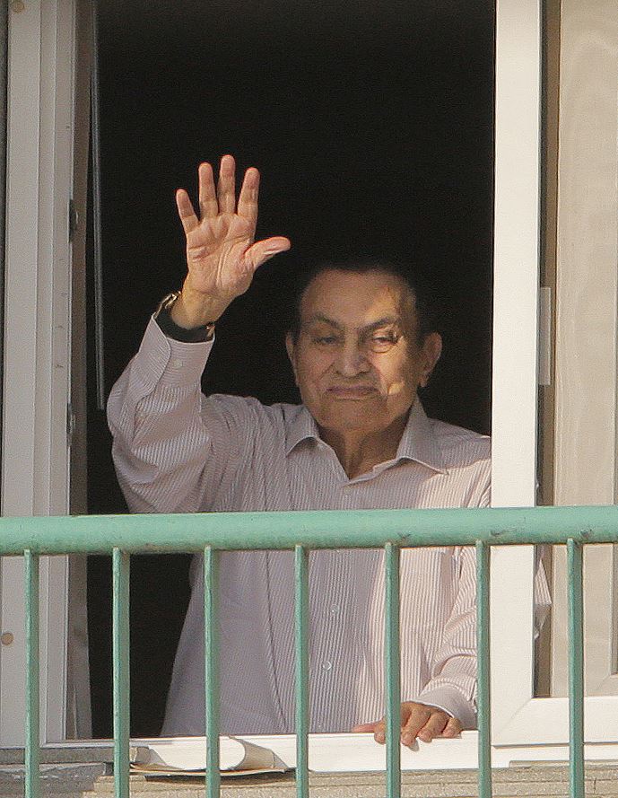 El expresidente Hosni Mubarak saluda a sus simpatizantes desde su habitación en el hospital militar. (AP, archivo)