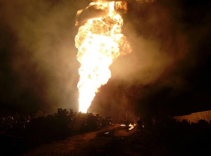 Se registra la explosión de un ducto de Pemex en las inmediaciones de Pachuca cuando extraía gasolina de una toma clandestina (Twitter @Noticiasenfasis)