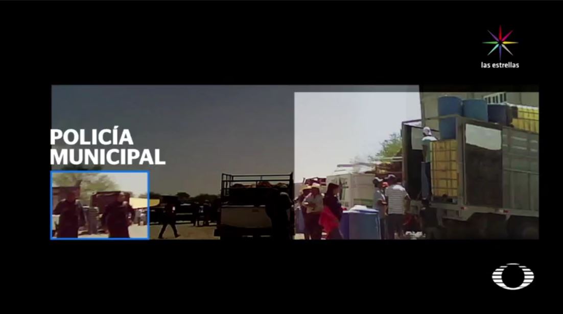 Huachicoleros venden la gasolina que extraen ilegalmente de los ductos de Pemex en el tianguis ganadero de San Miguel Zozutla, en Yehualtepec, Puebla, que ya se convirtió en el 'mercadito del huachicol' bajo la complicidad de los policías municipales. (Noticieros Televisa)