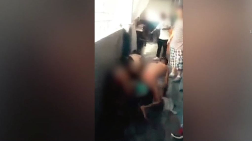 Un video difundido en redes sociales muestra los maltratos contra reos (Noticieros Televisa)