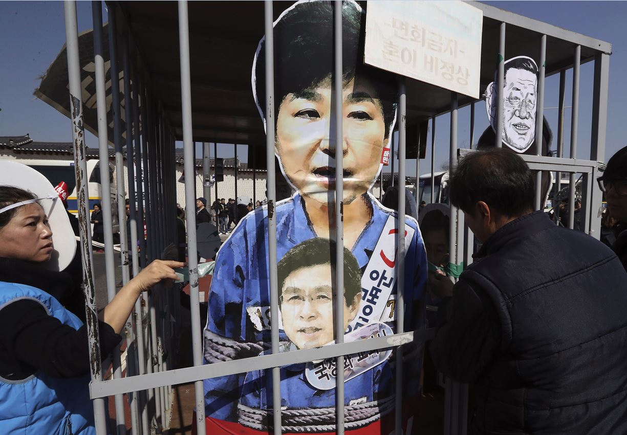 Protestas tras el veredicto de Tribunal Constitucional sobre la destitución de la presidenta de Corea del Sur, Park Geun-hye. (AP)