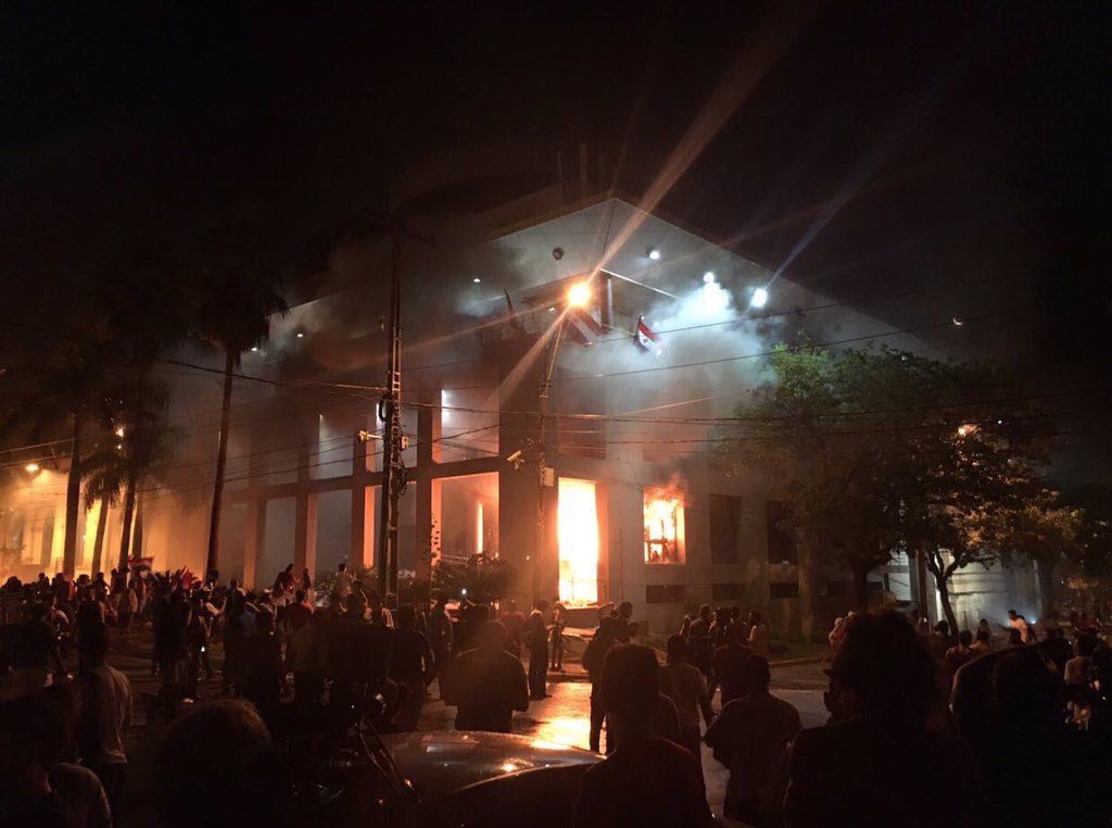 Incendian la sede del Congreso de Paraguay.