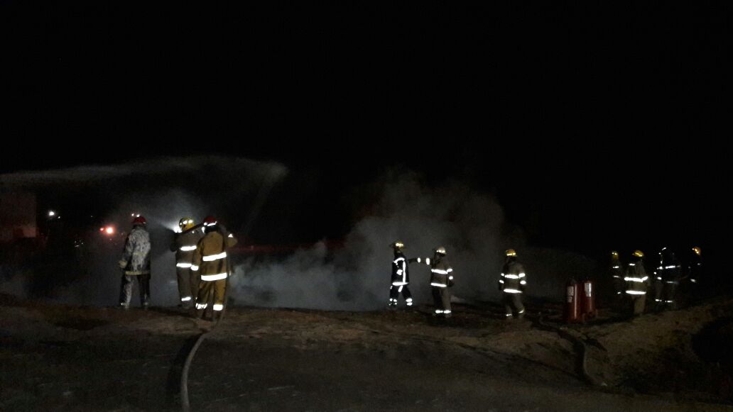 Bomberos controlan incendio en Acatzingo, Puebla; el incidente deja un saldo de 4 camionetas calcinadas (Noticieros Televisa)