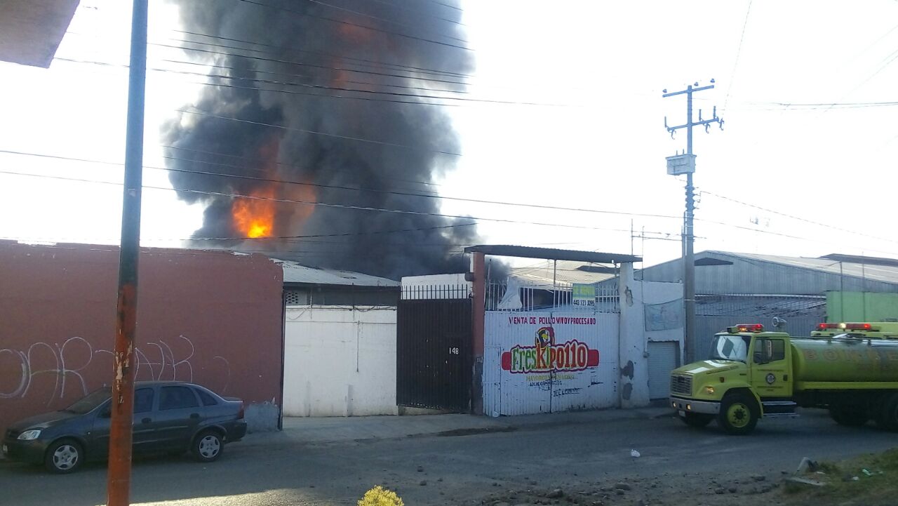 Incendio de bodegas en la Central de Abastos de Morelia, Michoacán. (Noticieros Televisa)