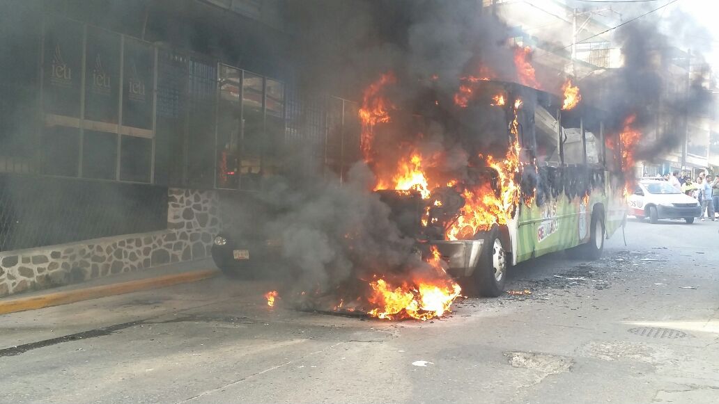 Incendio de camión urbano en Acapulco (Noticieros Televisa)