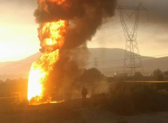 Se incendia ducto por toma clandestina en Puebla. (Noticieros Televisa)