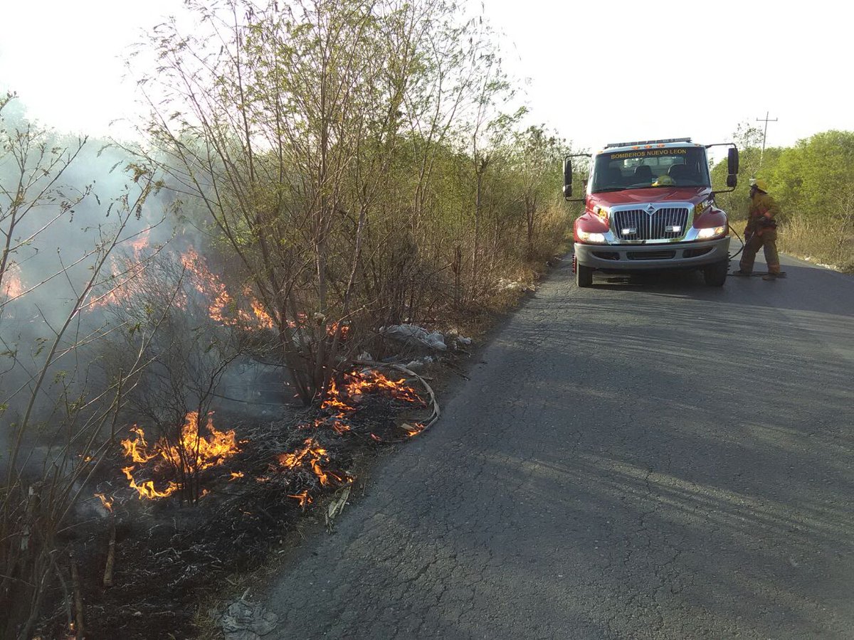 Incendio forestal en terreno baldío en carretera al ejido Lucio Blanco km 8, Linares. N.L. (Twitter @BomberosNL)