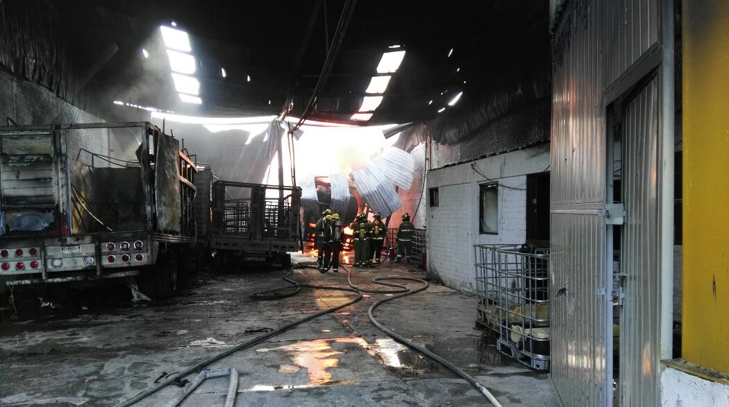 El fuego inició cerca de las 9 de la mañana en una bodega de la central, ubicada en la colonia Salvador Alcaraz Romero. (Twitter @GobMichoacan)