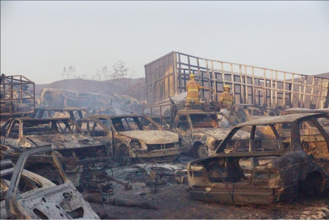 400 vehículos son consumidos por un incendio en un corralón en Oaxaca (Twitter @SSPO_Tunon)