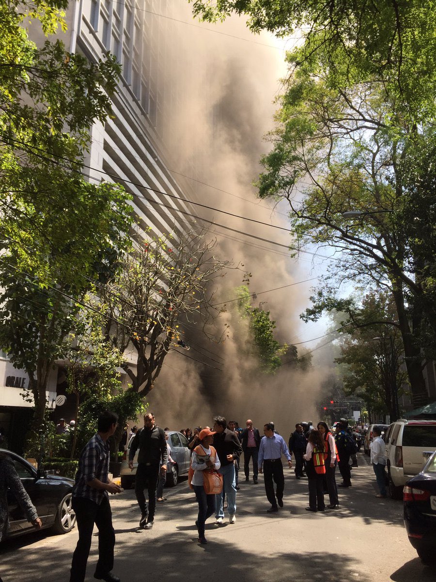 Peritos de la Procuraduría General de Justicia de la Ciudad de México determinarán la causa de este incendio. (Twitter: @Miky1975_)