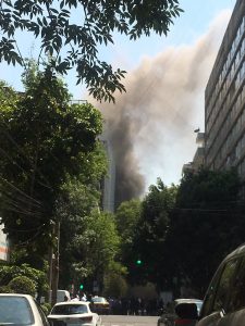 Peritos de la Procuraduría General de Justicia de la Ciudad de México determinarán la causa de este incendio. (Twitter: @Miky1975_)