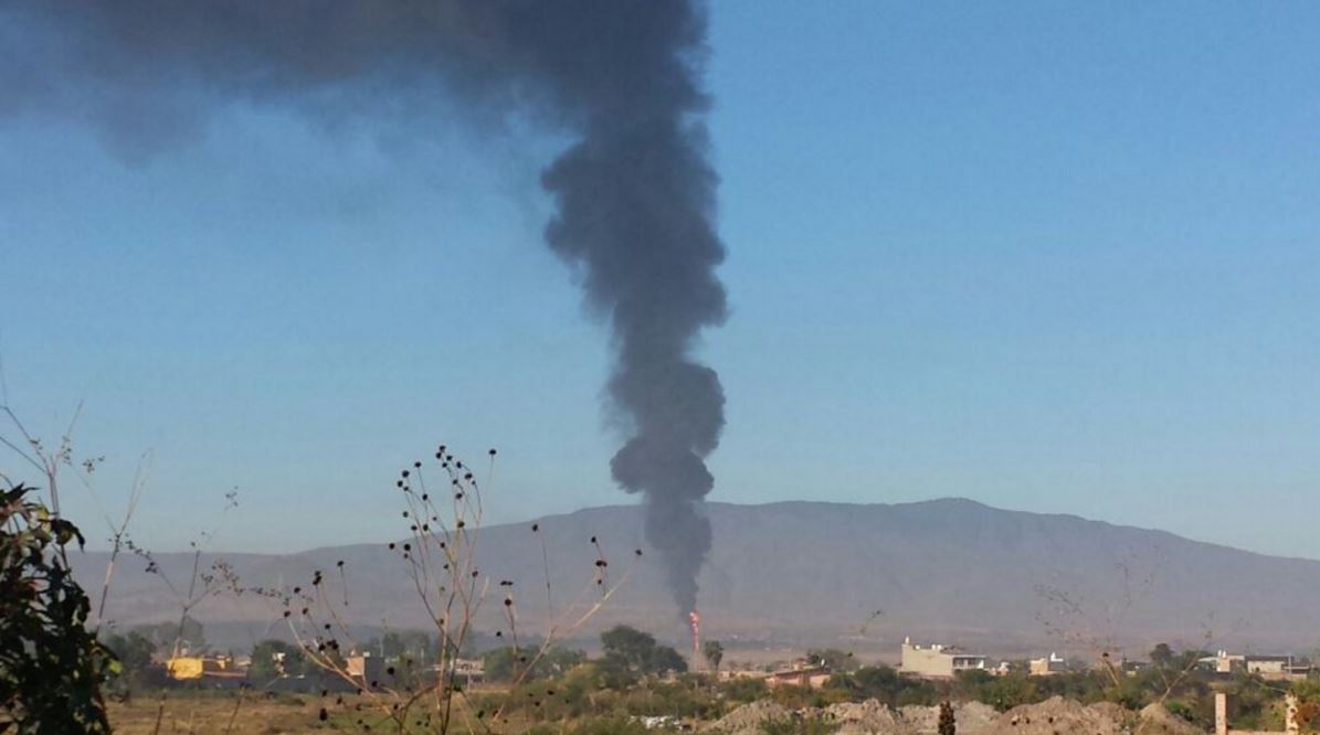Incendio por toma clandestina en ducto de Pemex en Jalisco (Twitter @TelevisaGDL)