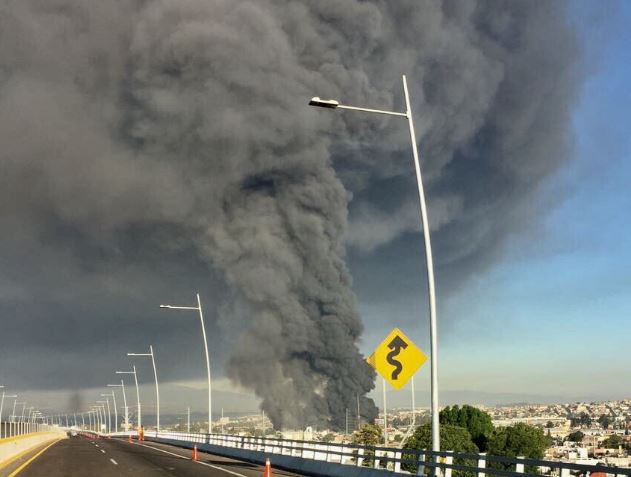 La enorme columna de humo negro del incendio se pudo ver a varios kilómetros de distancia (Twitter @webcamsdemexico)