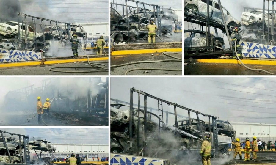 Bomberos de Puebla sofocaron el incendio de una nodriza que transportaba 12 vehículos.