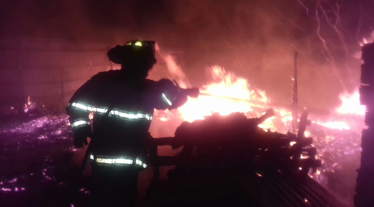 Incendio en el patio de una bodega comercializadora de carnes, en la central de abastos de Zacatecas.