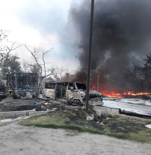 El fuego alcanzó dos camionetas que transportaban cuatro contenedores con capacidad para mil litros cada uno.(Twitter@SSP_Puebla)