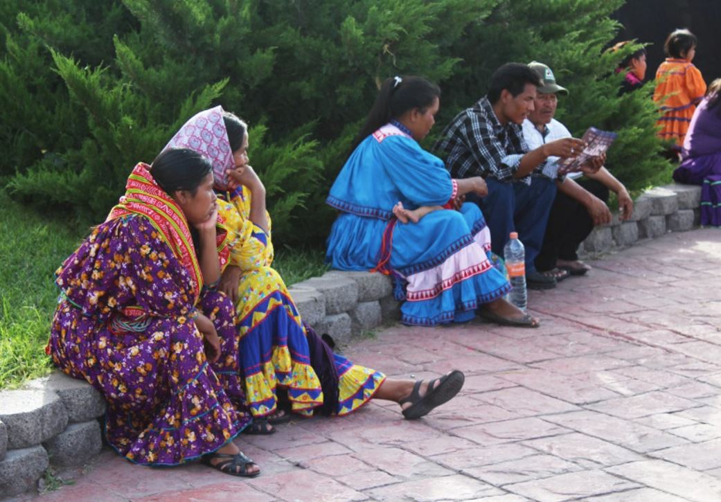 En México, existen 21 radiodifusoras indígenas que trasmiten en 34 lenguas diferentes, que buscan evitar que sus dialectos desaparezcan (Notimex/Archivo)