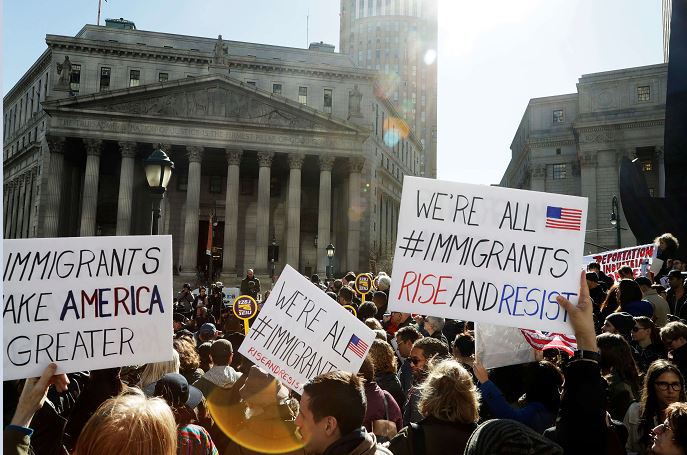 Manifestantes protestan en Nueva York contras las detenciones y deportaciones de inmigrantes. (AP/archivo)