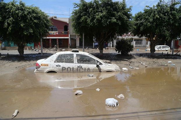 Una patrulla de la Policía Nacional permanece sepultada tras las inundaciones en la ciudad de Huarmey en la región costera de Ancash, Perú. (EFE)