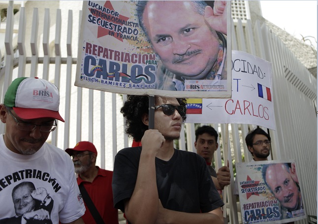 Manifestantes venezolanos protestan frente a la embajada francesa en demanda de la repatriación de Ilich Ramírez Sánchez, mejor conocido como Carlos “El Chacal” (AP, archivo)