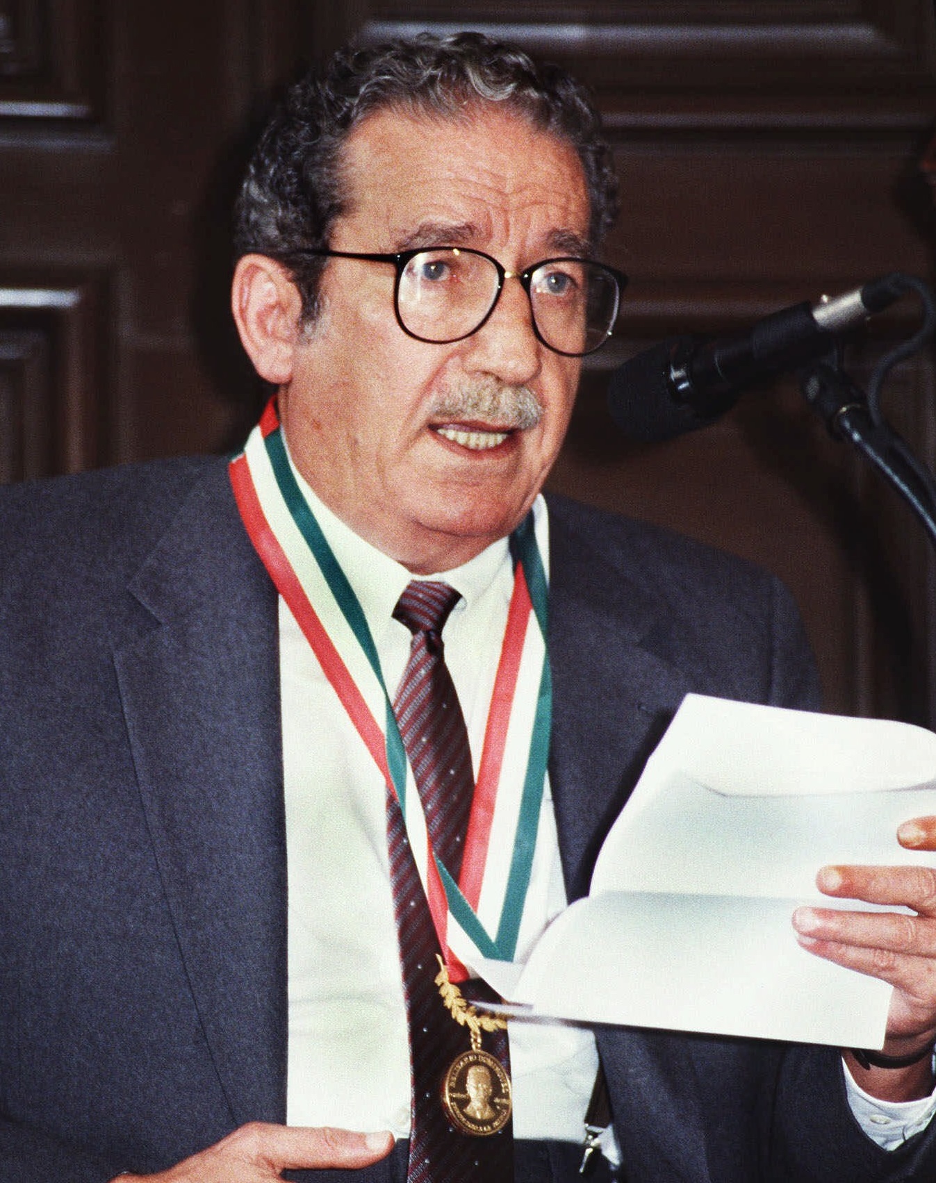 Una foto del poeta mexicano Jaime Sabines después de recibir la medalla "Belisario Domínguez” (AP)