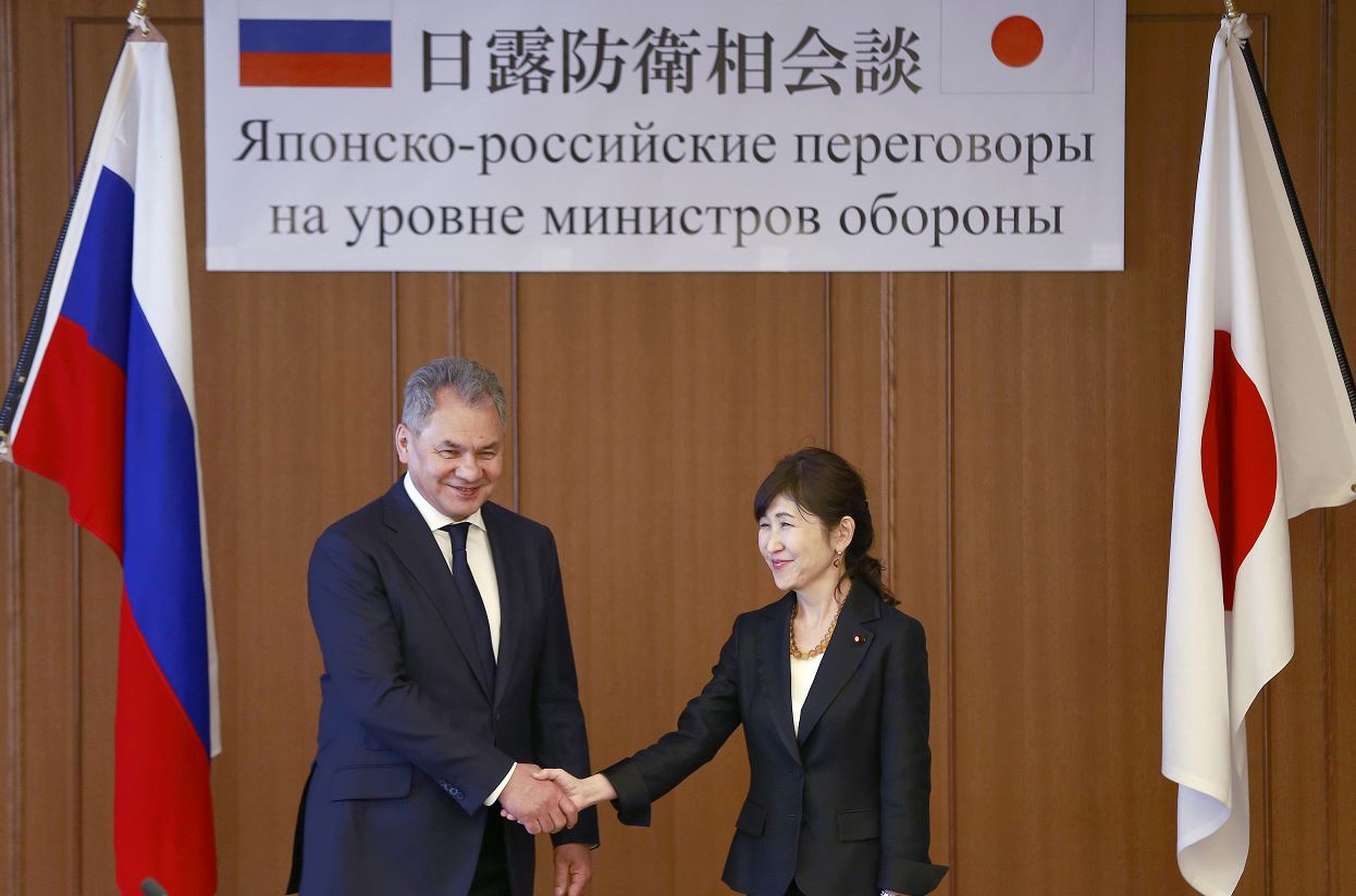 El ministro ruso de Defensa, Sergei Shoigu, estrecha la mano con su homóloga japonesa, Tomomi Inada; se trata de la primera reunión "Dos más dos" que Rusia se anexó Crimea. (AP)