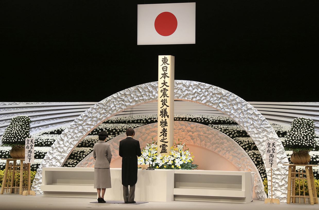 El primer ministro nipón, Shinzo Abe, presidió el sobrio acto al que, por primera vez desde 2012, no asistieron el emperador Akihito y la emperatriz Michiko.