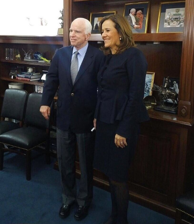 John McCain y Margarita Zavala. (@Mzavalagc)