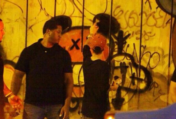 En su última gira por Brasil el cantante Justin Bieber hizo pintas en un muro del hotel en Sao Conrado. (@larryp0rnz)